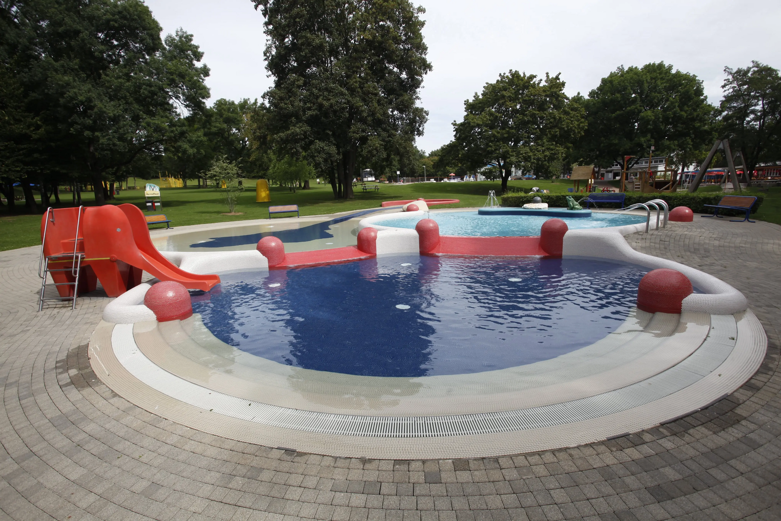Kinderaußenbecken mit kleiner Rutsche in Form eines roten Elefanten im Freibad Möhringen.