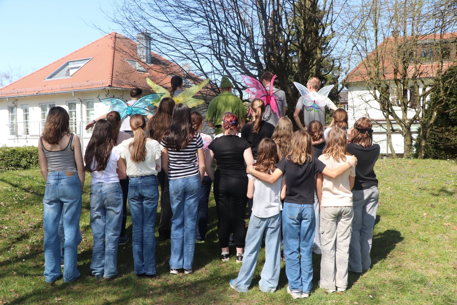 Eine Mädchengruppe, die am Girls‘ Day 2025 im Hallenbad Sonnenberg teilgenommen hat.