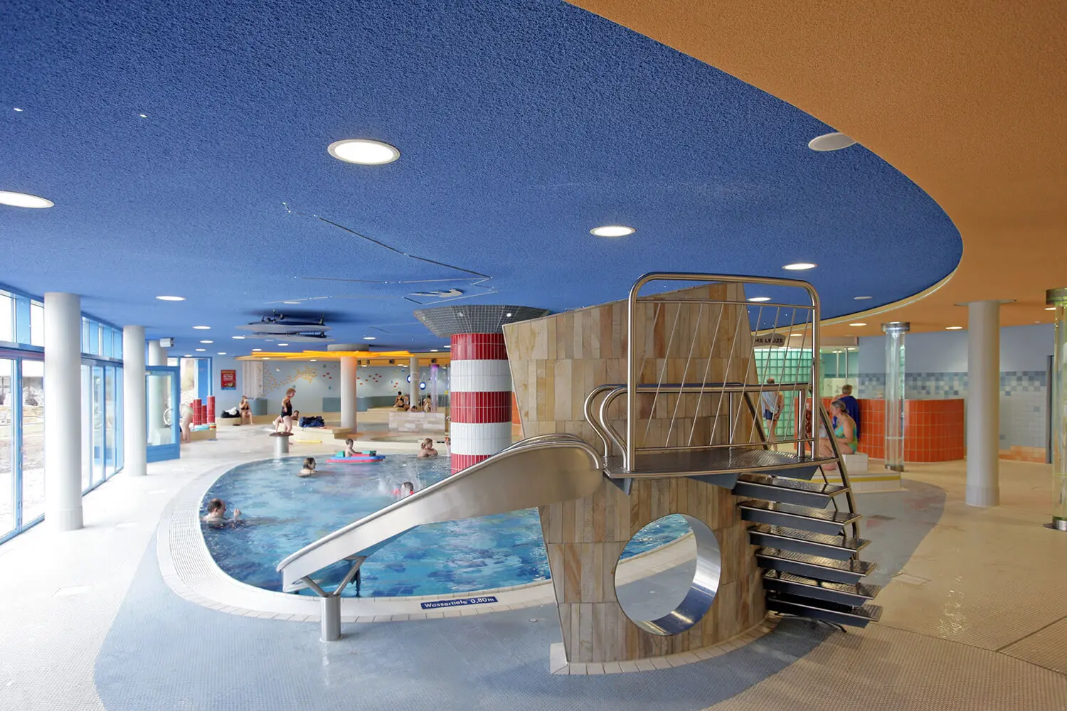 Innenansicht Kinderbecken mit Rutsche im LEUZE.