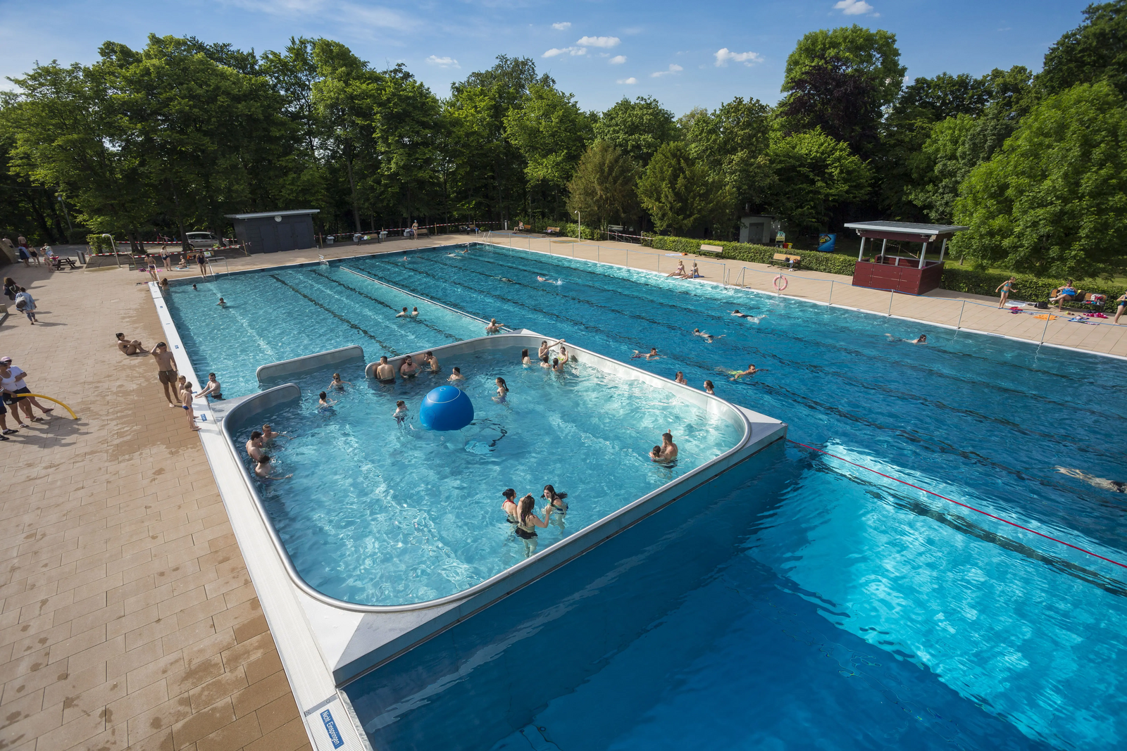 Außenansicht großes Becken zum Bahnenschwimmen oder Spielen im Höhenfreibad Killesberg.