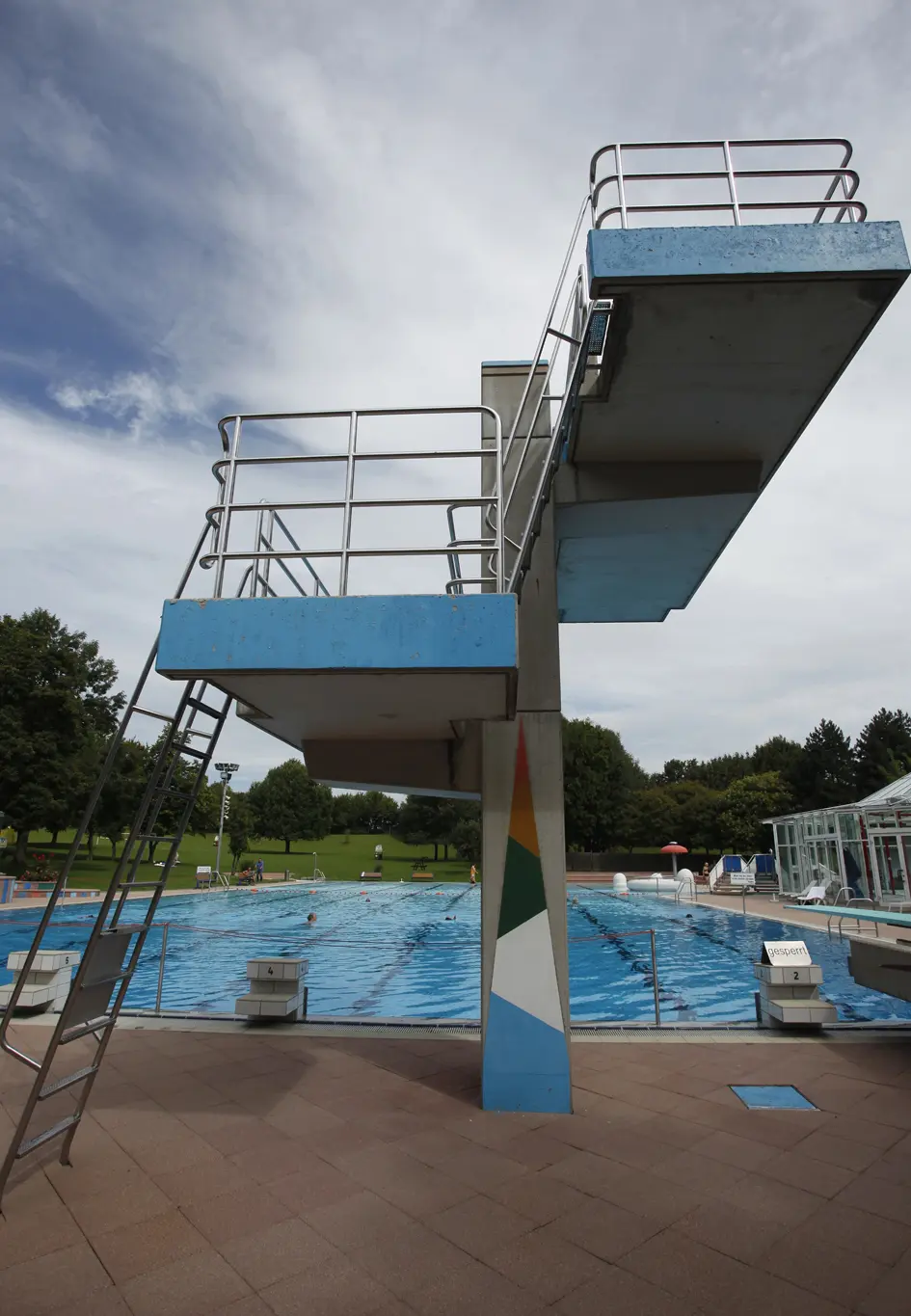 Sprungturm Freibad Möhringen Sprungturm mit Dreimeter- und Fünfmeter-Turm im Freibad Möhringen.