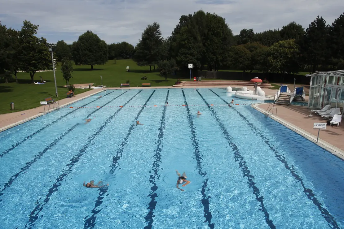 Mehrzweckbecken Freibad Möhringen Einzelne Gäste schwimmen im Mehrzweck-Außenbecken ihre Bahnen im Freibad Möhringen.