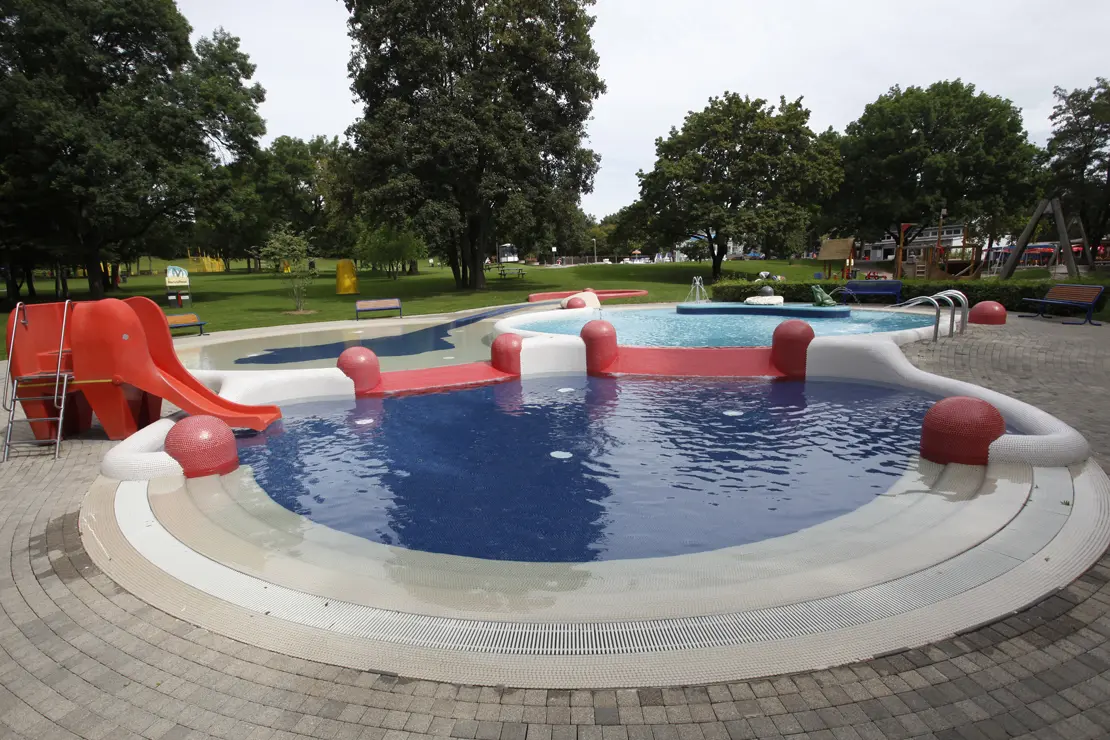 Kinderbecken im Freibad Möhringen Kinderaußenbecken mit kleiner Rutsche in Form eines roten Elefanten im Freibad Möhringen.