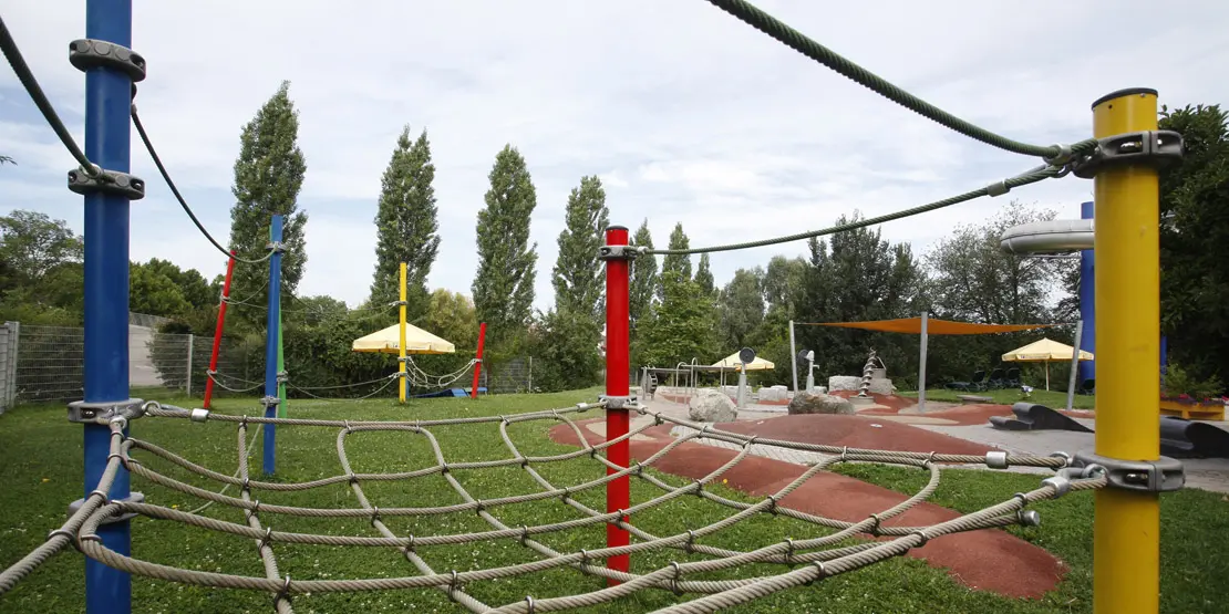 Blick auf Spielplatz und Liegewiese im Außenbereich Hallenbad Zuffenhausen Blick auf den Spielplatz und Liegewiese im Außenbereich Hallenbad Zuffenhausen.