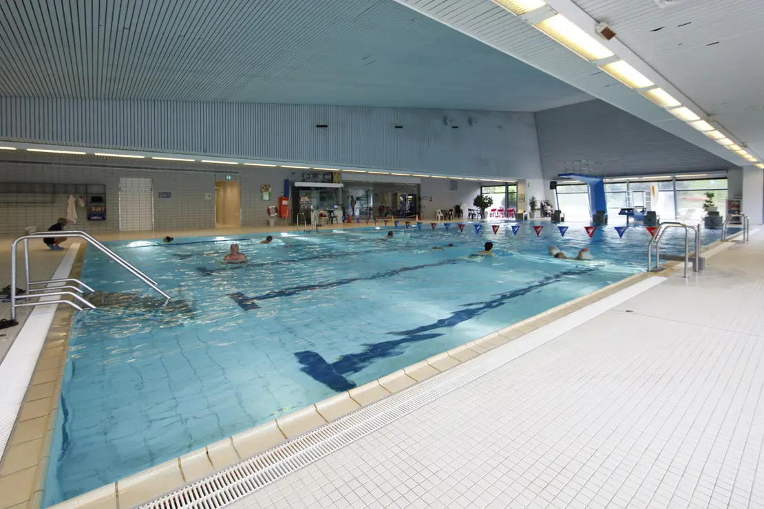 Mehrzweckbecken Hallenbad Zuffenhausen Blick auf das Mehrzweckbecken mit einigen wenigen Schwimmenden im Hallenbad Zuffenhausen.