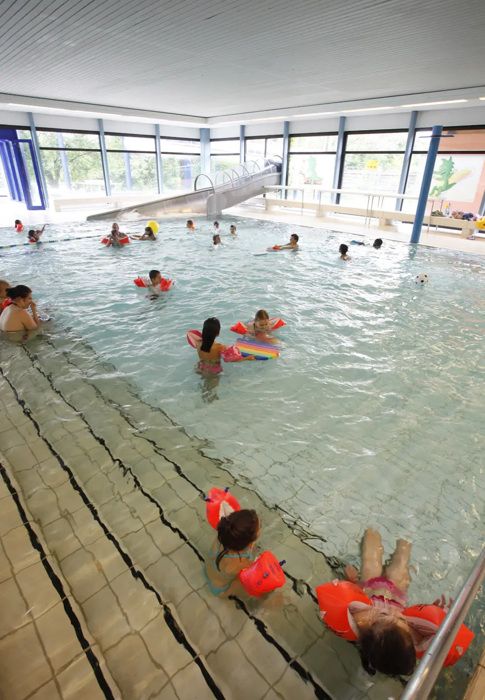 Nichtschwimmerbecken im Hallenbad Zuffenhausen Kinder mit Schwimmflügeln planschen im Nichtschwimmerbecken im Hallenbad Zuffenhausen.