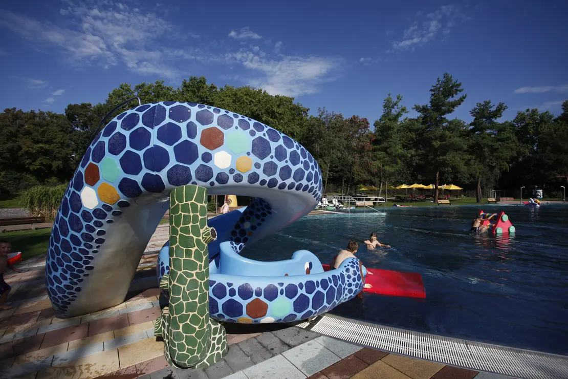 Außenansicht Schlangenrutsche am Kinderbecken im Höhenfreibad Killesberg.