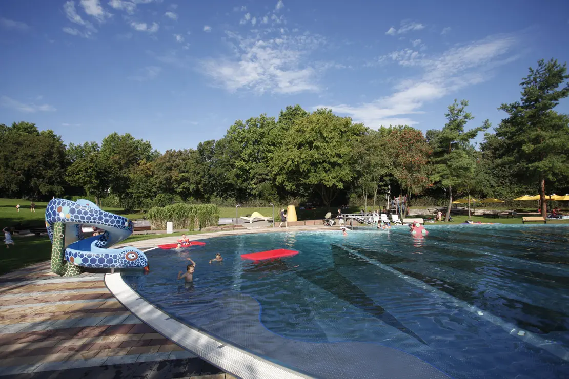 Außenansicht Schlangenrutsche am Kinderbecken im Höhenfreibad Killesberg.