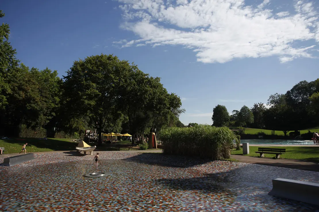 Außenansicht Planschbecken inmitten einer grünen Parkanlage im Höhenfreibad Killesberg.
