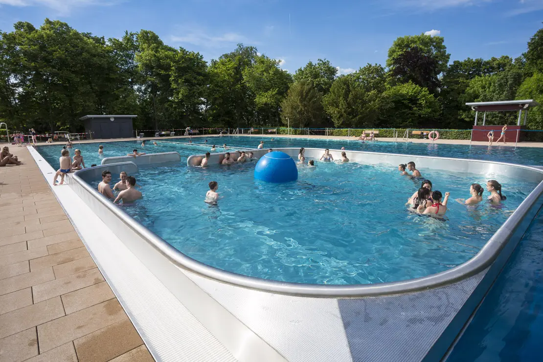 Schwimmgäste im Außenbecken um den Apiball im Höhenfreibad Killesberg.