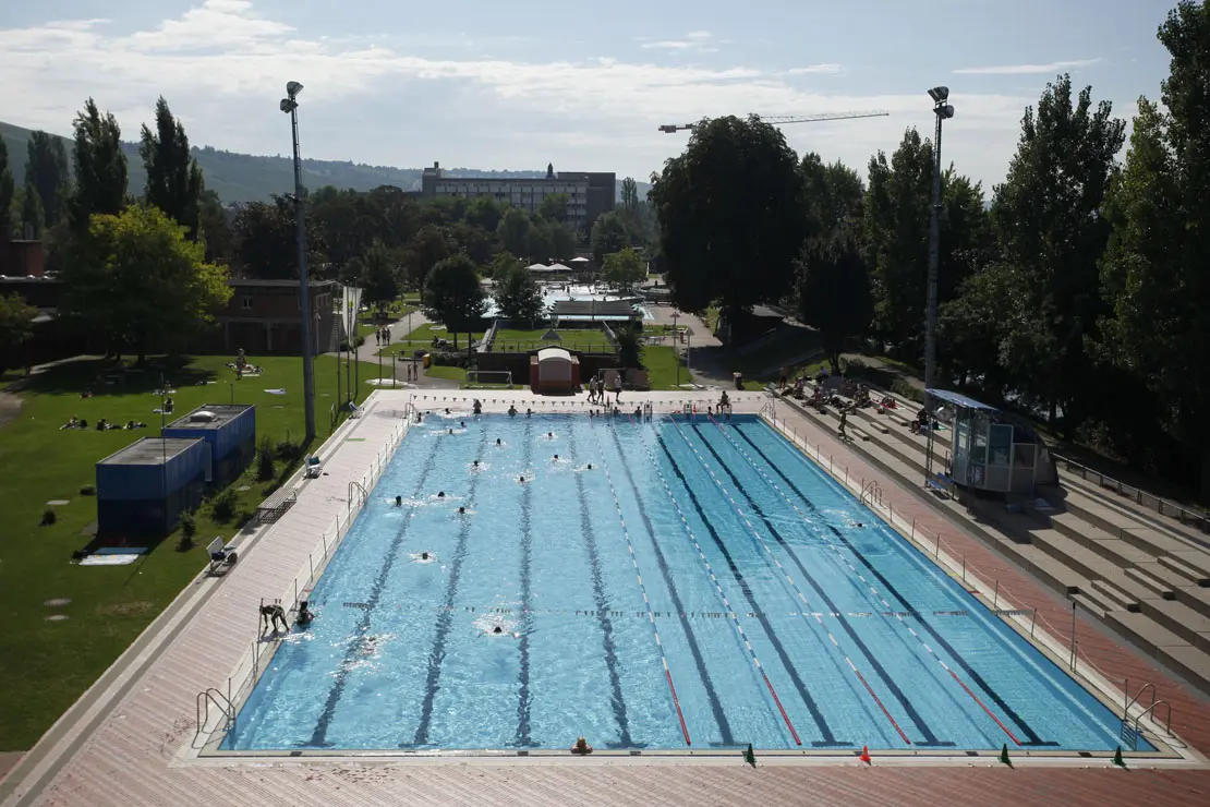 Vogelperspektive Sportbecken Inselbad Untertürkheim.