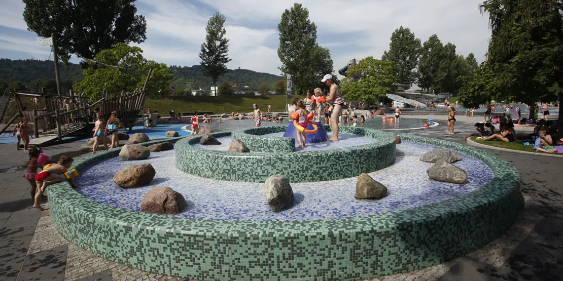 Kinder haben Spaß auf einer Badeinsel im Inselbad Untertürkheim.