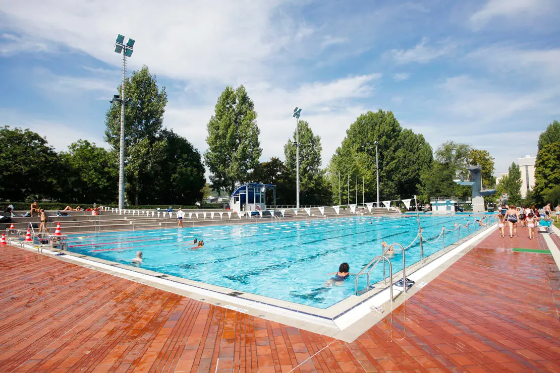 Außenansicht Schwimmende im Sportbecken Inselbad Untertürkheim.